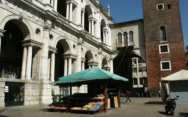 Plaza delle Erbe en Vicenza, detrs de la Baslica de Andrea Palladio